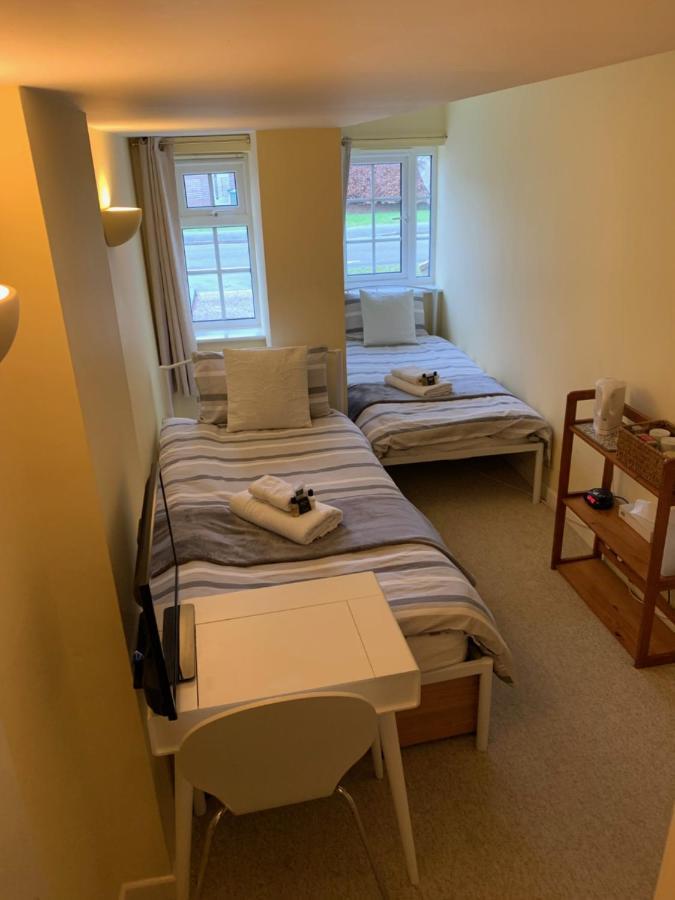 The Holly Tree Bed & Breakfast CBG Екстериор снимка