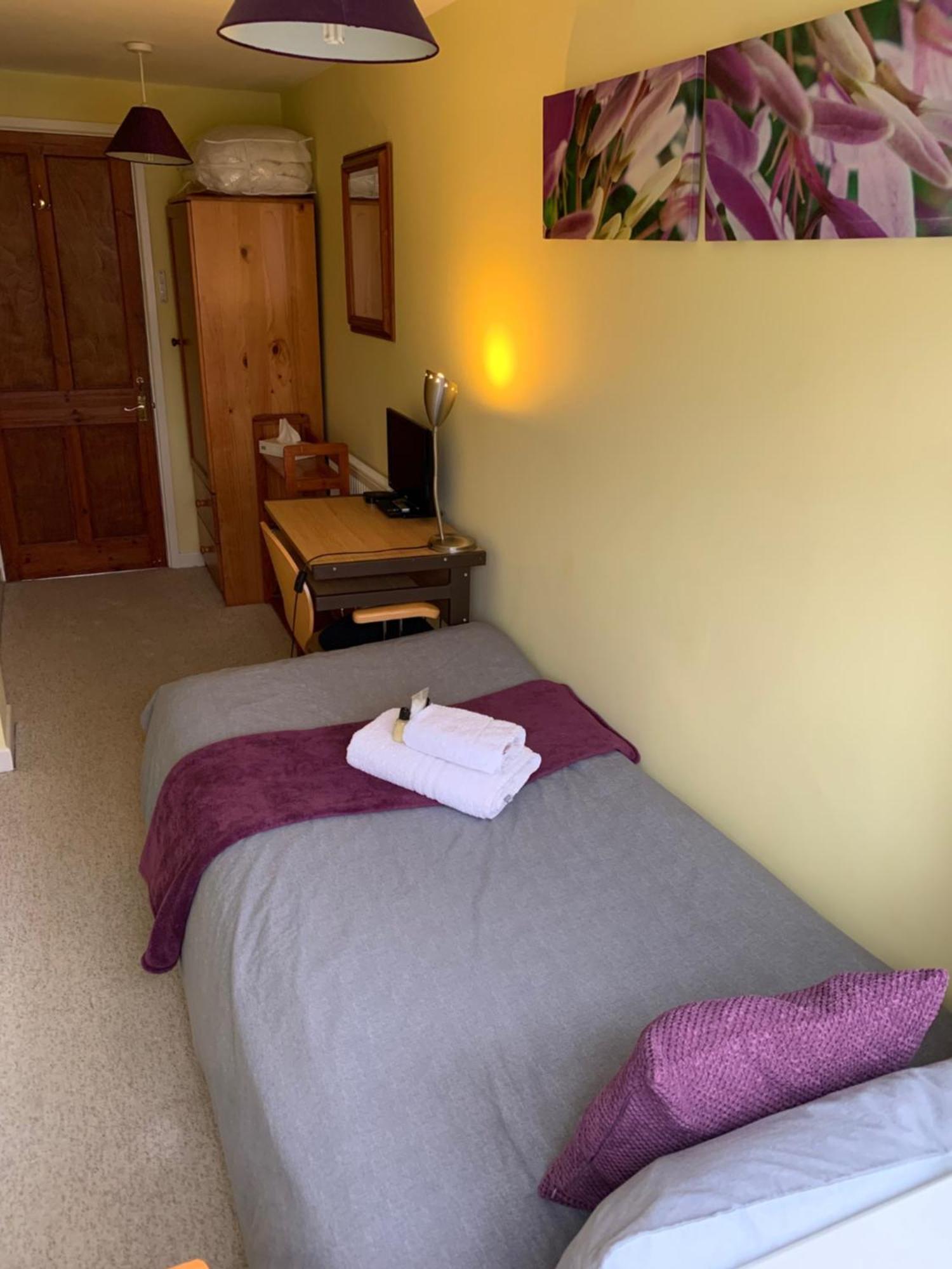 The Holly Tree Bed & Breakfast CBG Екстериор снимка